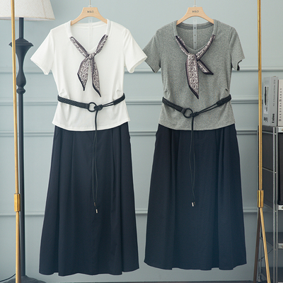 配丝巾的v领短袖上衣牛仔半身裙