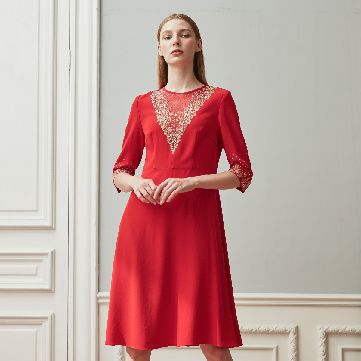 斯尔丽瑟俪2021年夏季上新奢华优雅舒适圆领礼服款中袖连衣裙