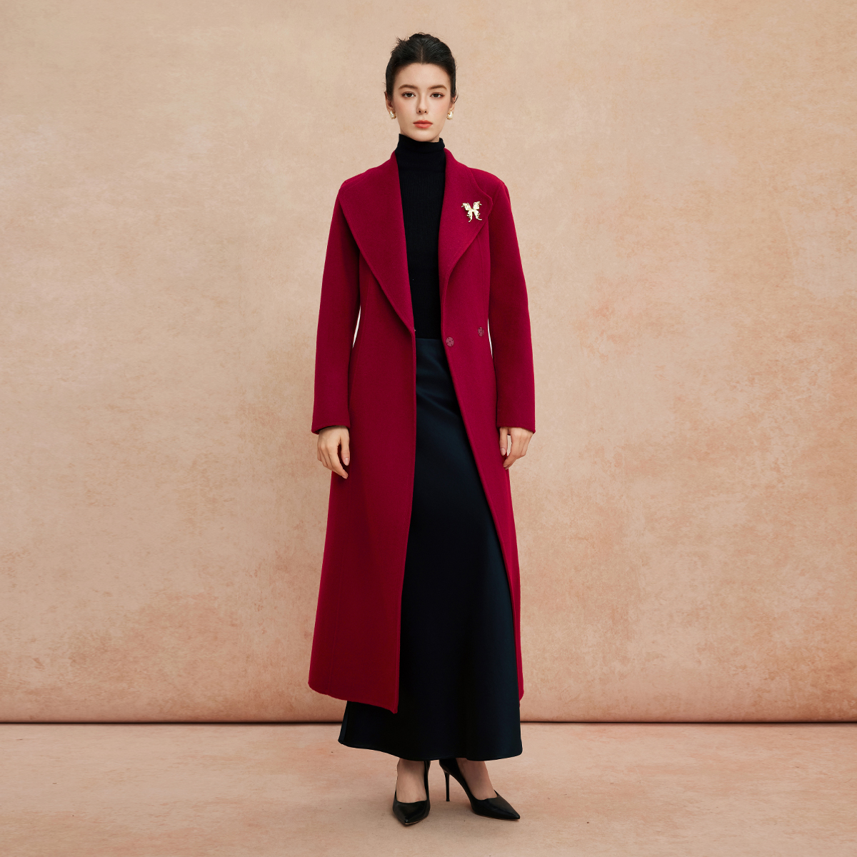 斯尔丽2025新款轻薄修身气质高雅流金蝴蝶胸花长款羊毛大衣