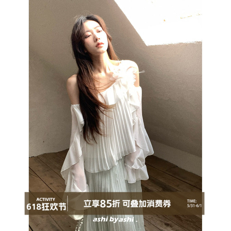 大于诗集 富士山下 法式荷叶边百褶斜肩吊带雪纺衫女长袖上衣早春