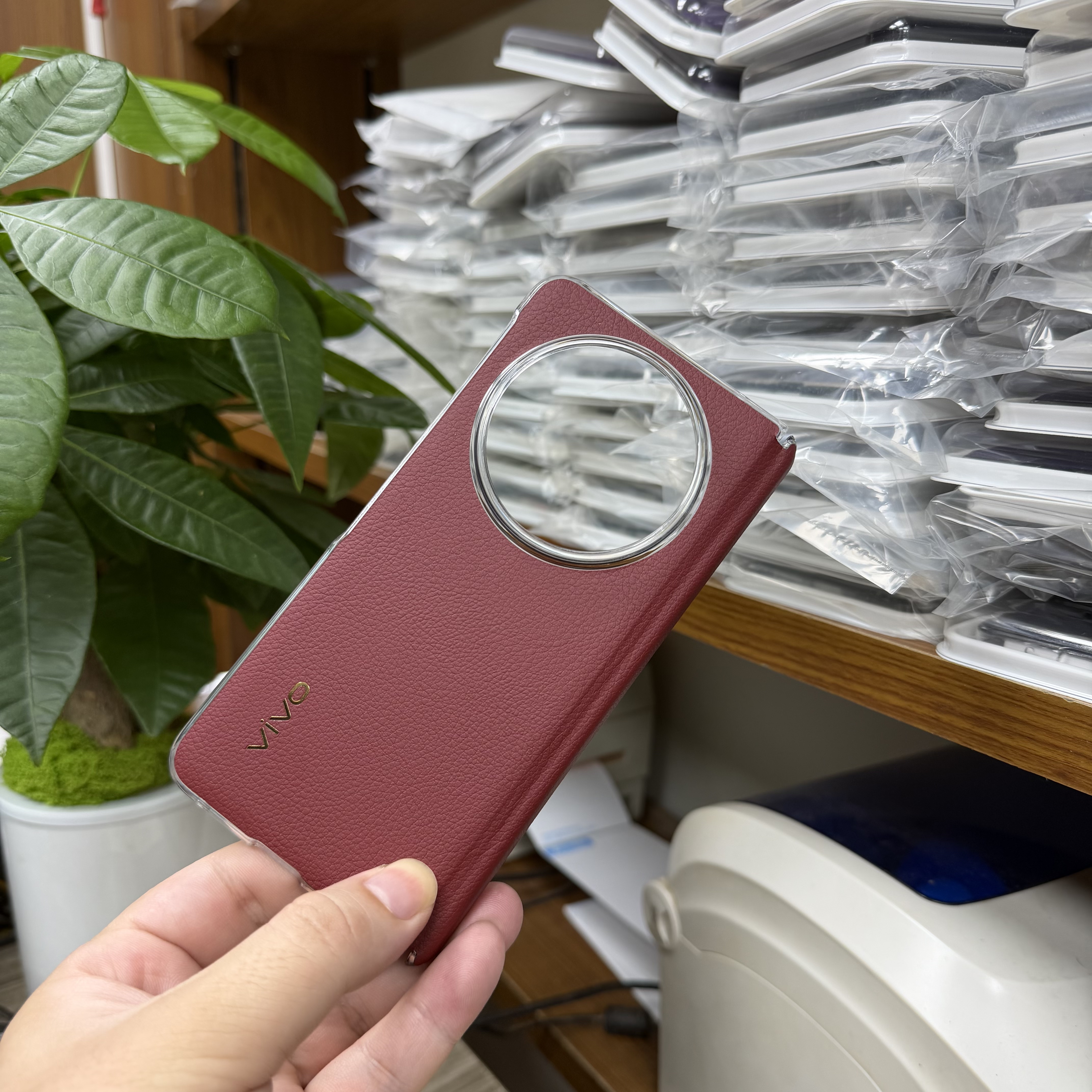 全新适用vivoxfold6素皮中轴磁吸手机壳折叠屏专用保护套超薄设计完美贴合防摔防尘简约奢华商务风红色