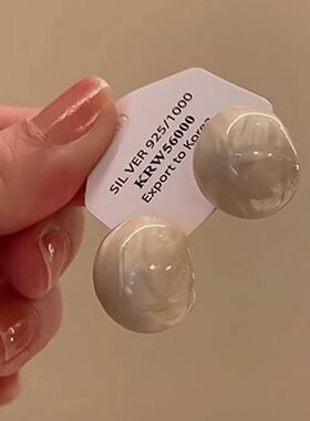 温柔气质小巧奶油白C形豆豆耳钉女简约小众设计轻奢高级感耳饰 潮