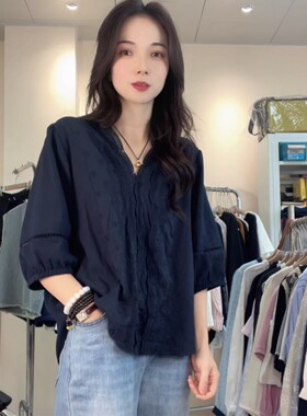 大码法式镂空花边V领宽松显瘦衬衫女2026春夏新款别致泡泡袖上衣