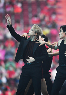 新年年会歌手跳舞团队演出舞台出道艺考休闲发型师短款小西服9097