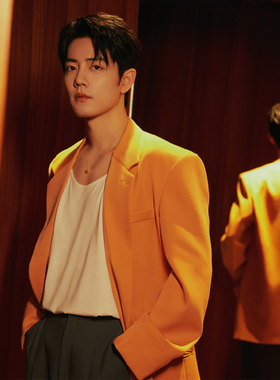 时尚舞台橘黄色美发造型男发型师演出走秀阔型宽松中长款西服9100