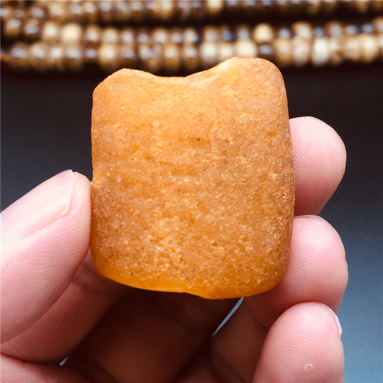 乌克兰天然琥珀蜜蜡带皮鸡油黄