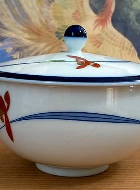 日本香兰社经典蓝色边手绘兰花盖杯，非常漂亮耐看。