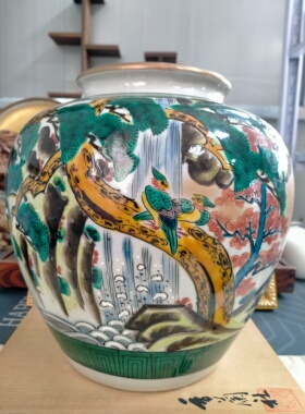 日本回流瓷器九谷烧，胶趾釉山松小鸟画片，满瓶冰裂开片。