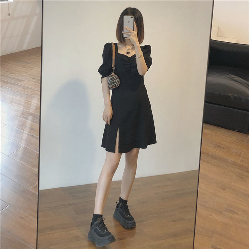 2021 summer wear female Hepburn, the wind can be salt and sweet, small, short, black, square skirt, bubble sleeve dress.