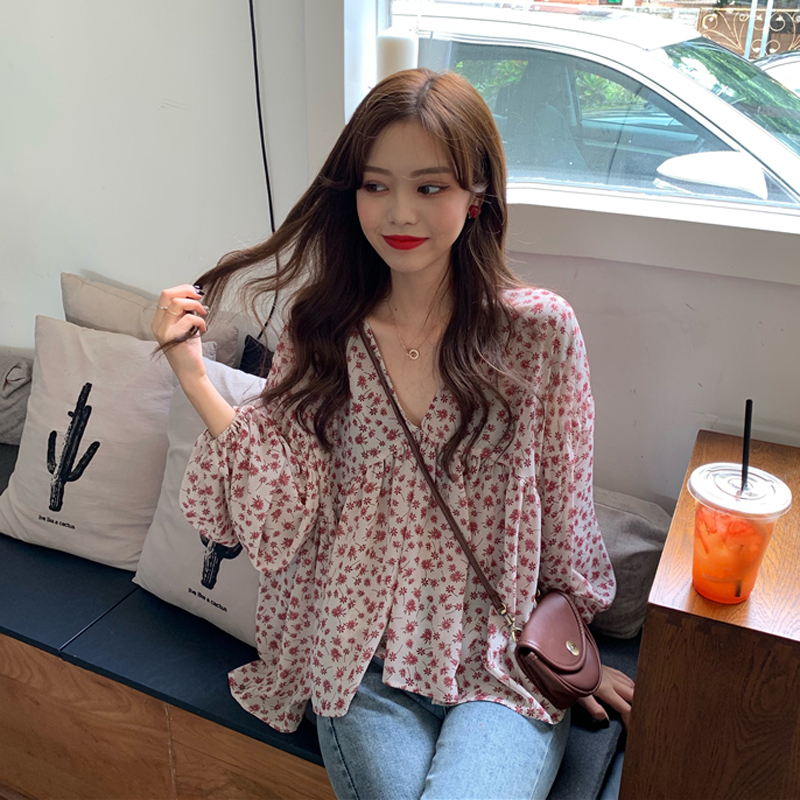 Spring and autumn 2021 new small fresh floral V-neck loose bubble sleeve baby shirt western style long sleeve women's wear