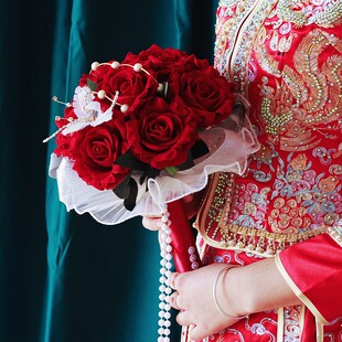 抖音中式新娘手捧花束古典风婚礼秀禾服手拿仿真绒布红玫瑰手捧花