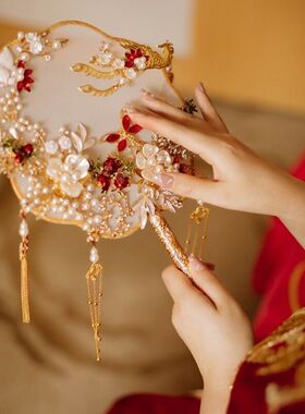 秀禾出嫁团扇双面新娘结婚