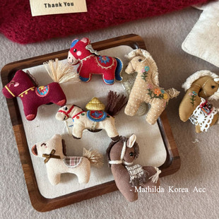 本命年可爱布艺小马胸针女款2026新款毛衣配饰胸花新年儿童饰品新