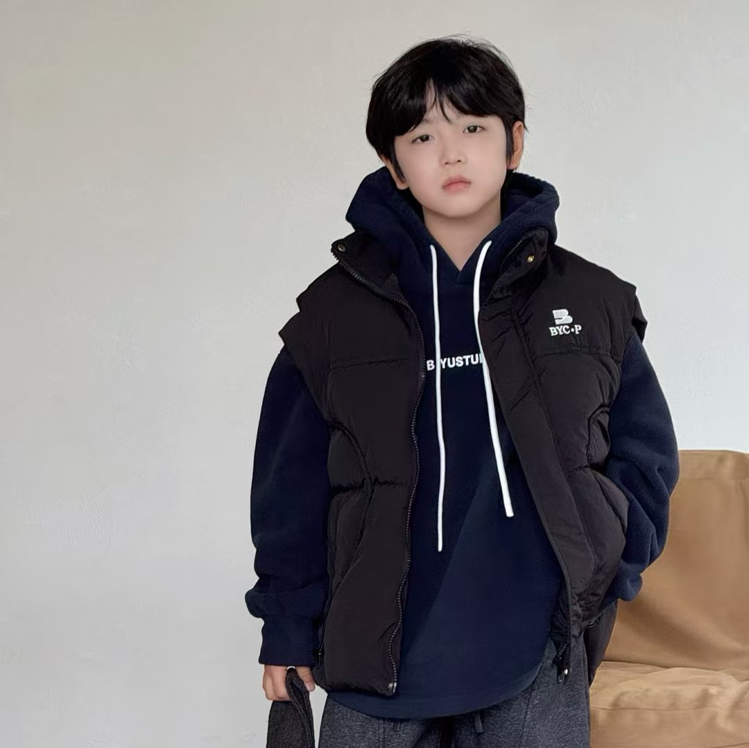 波拉韩国童装2025冬款男童潮牌字母外套女童时尚抽绳口袋羽绒马甲