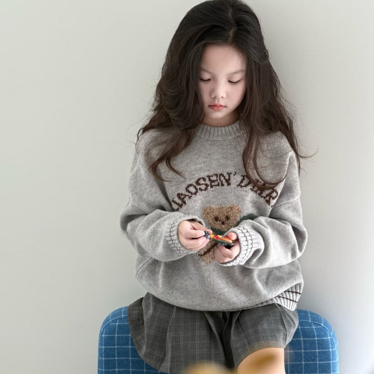 波波韩国童装2025秋冬时尚男童字母圆领上衣女童可爱小熊提花毛衣