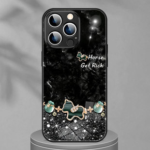适用iphone11奢华幸运四叶草小马上发财手机壳VIVOY300Pro精致玉福袋P80红米note14苹果16Promax华为nova12se
