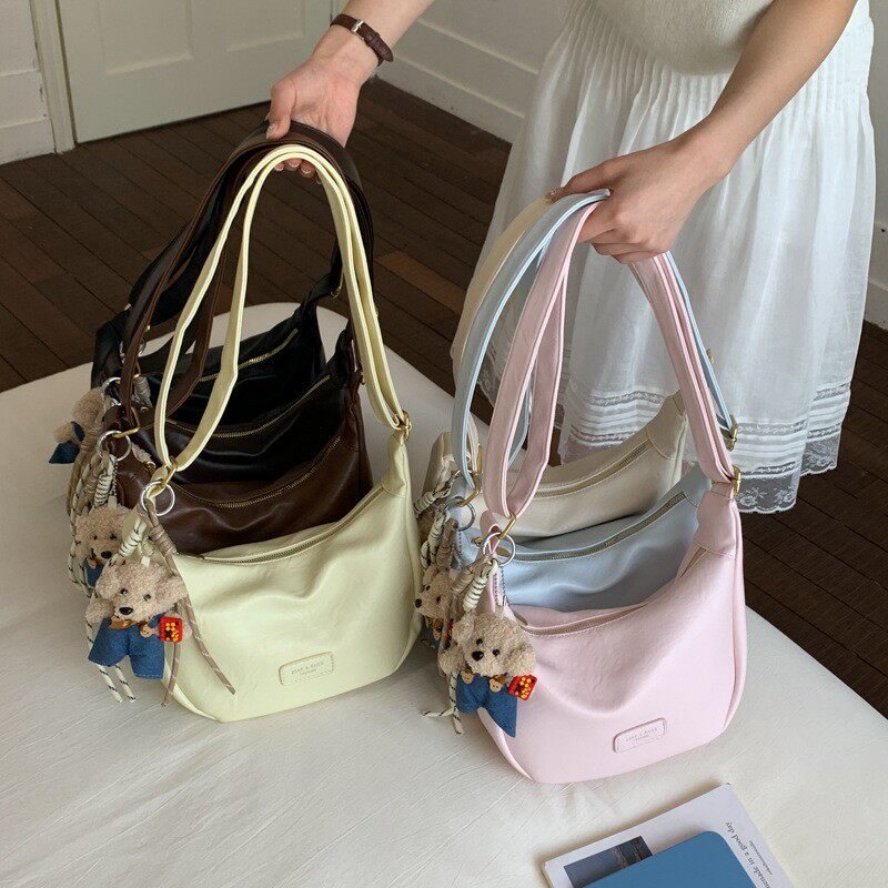 慵懒风韩版大容量牛角包2026新款夏天流行超火休闲通勤单肩斜跨包
