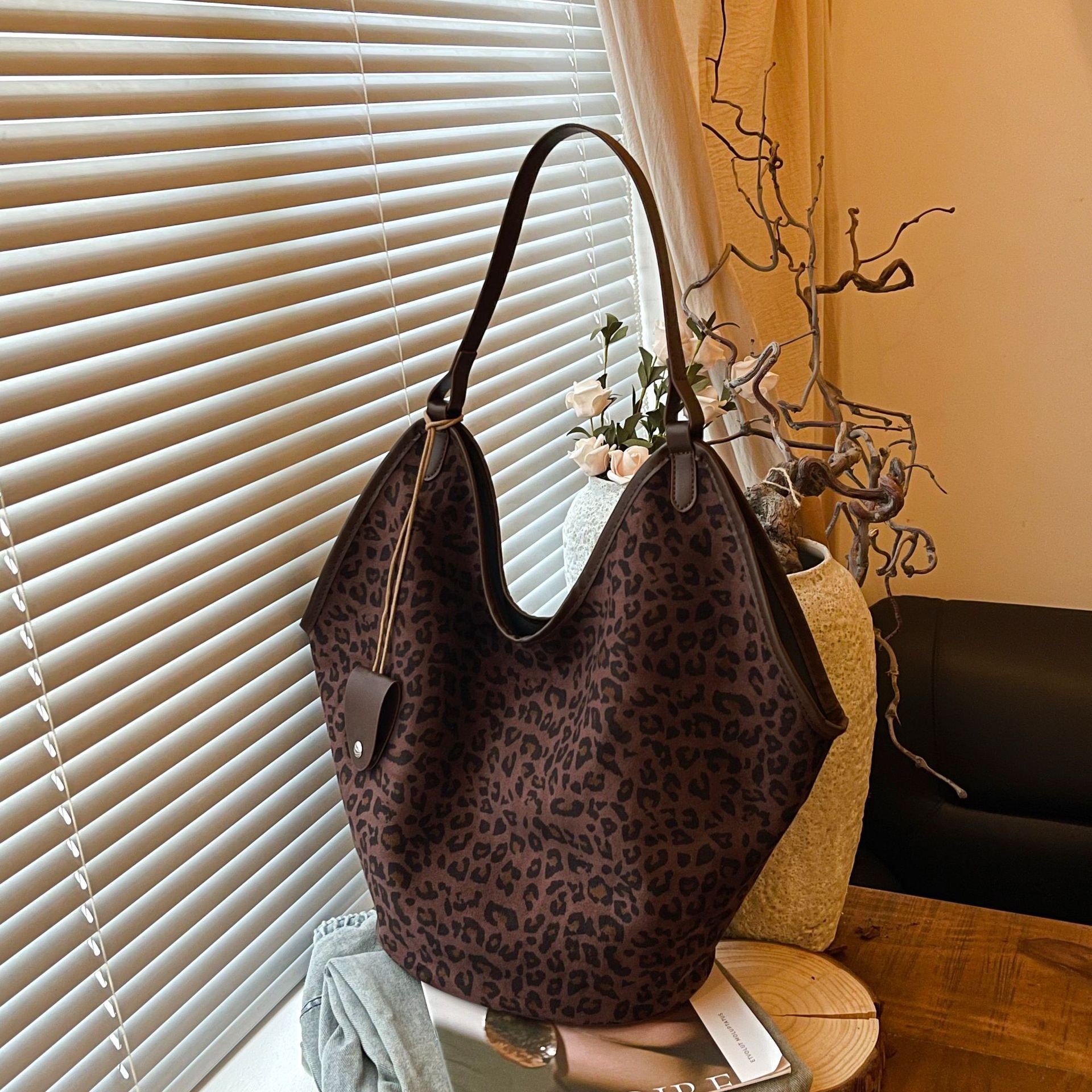 2025新款休闲百搭通勤磨砂