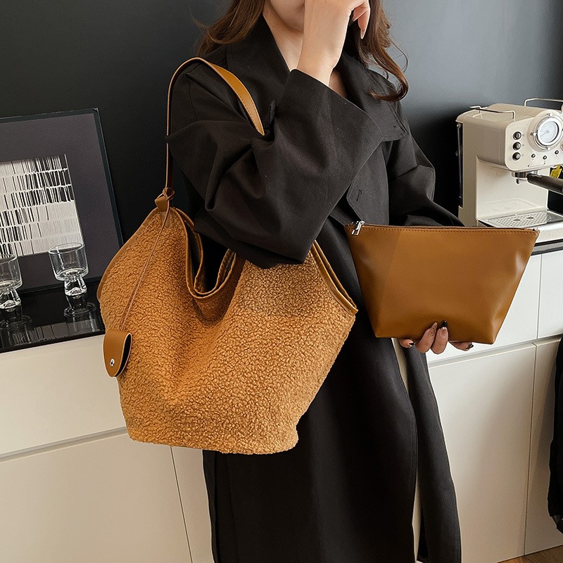 大容量休闲水桶包女2025冬