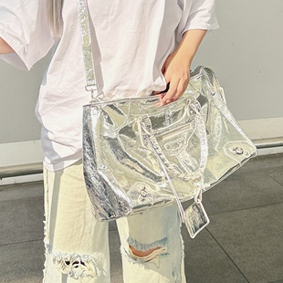 辣妹银色机车包2026新款运动通勤登机旅行包手提爆裂皮铆钉托特包