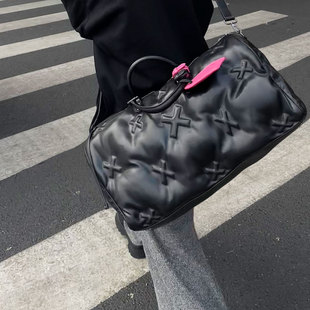 云朵羽绒旅行包2026新款登机行李手提包软皮健身包充棉慵懒枕头包