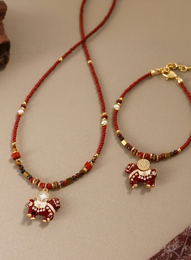 原创时尚精致红色滴油马上有钱花小马吊坠项链轻奢感锁骨链女奢华