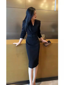 【送运费险】时尚百搭高级感赫本风女神范黑色v领收腰连衣裙