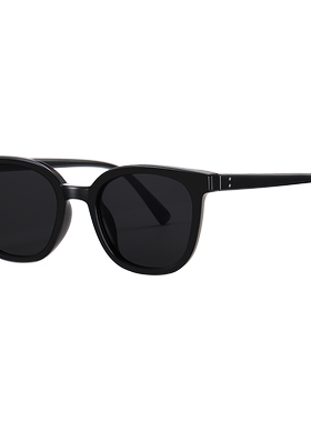 茶色墨镜男士开车专用街拍大脸