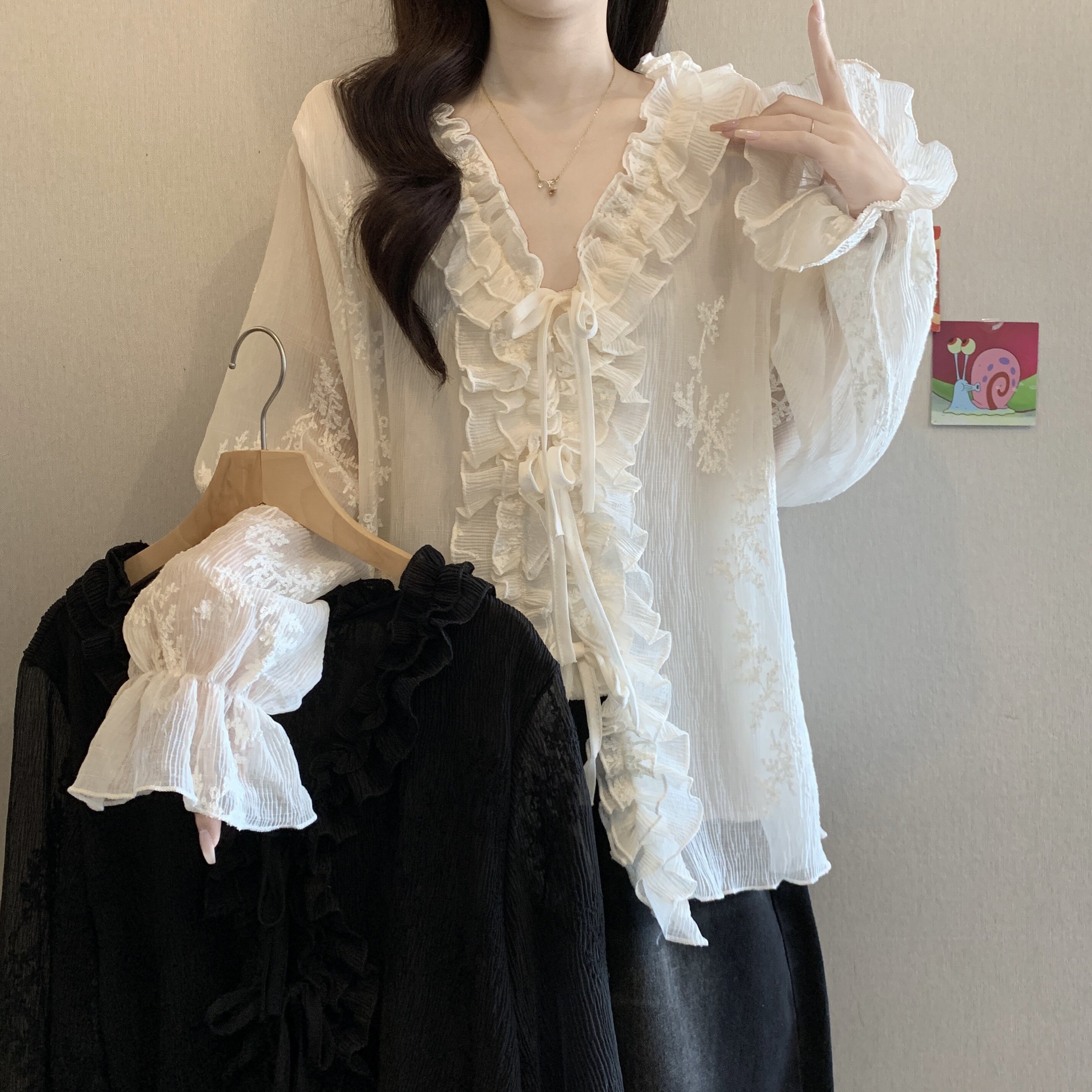 大码女装法式蕾丝木耳边勾花长袖开衫衬衫胖妹妹遮肚洋气上衣