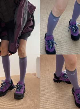 冬天的一抹温柔力 2025冬季无骨压力设计Yiss芋紫字母小腿袜DF