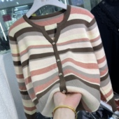 宽松显瘦减龄针织衫 洋气彩虹条纹V领上衣女秋冬长袖 套头毛衣大码