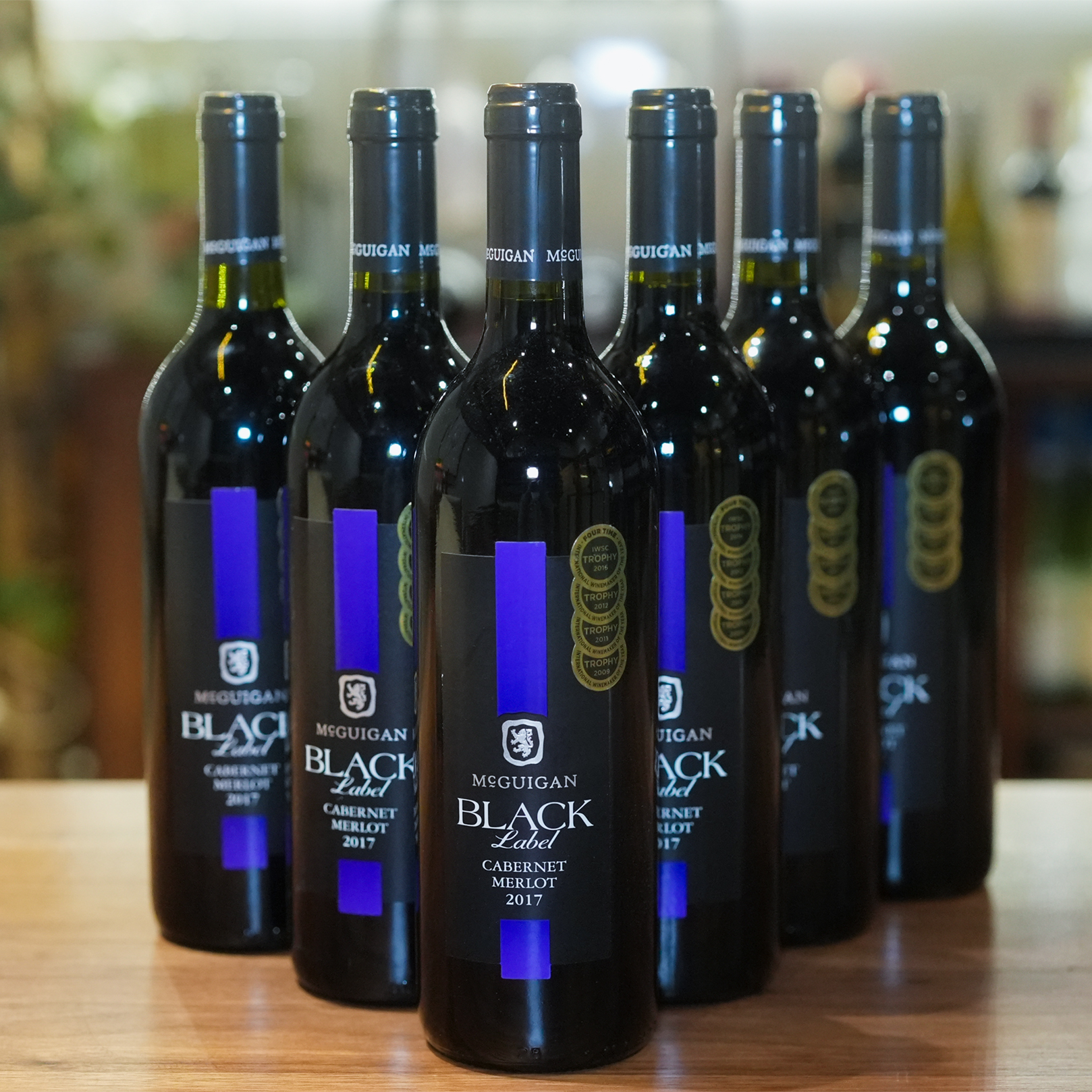 澳大利亚原瓶进口半干型麦格根家族黑标蓝牌梅洛红葡萄酒轻松易饮