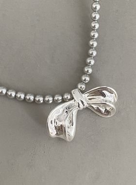 个性灵动蝴蝶结灰珍珠项链