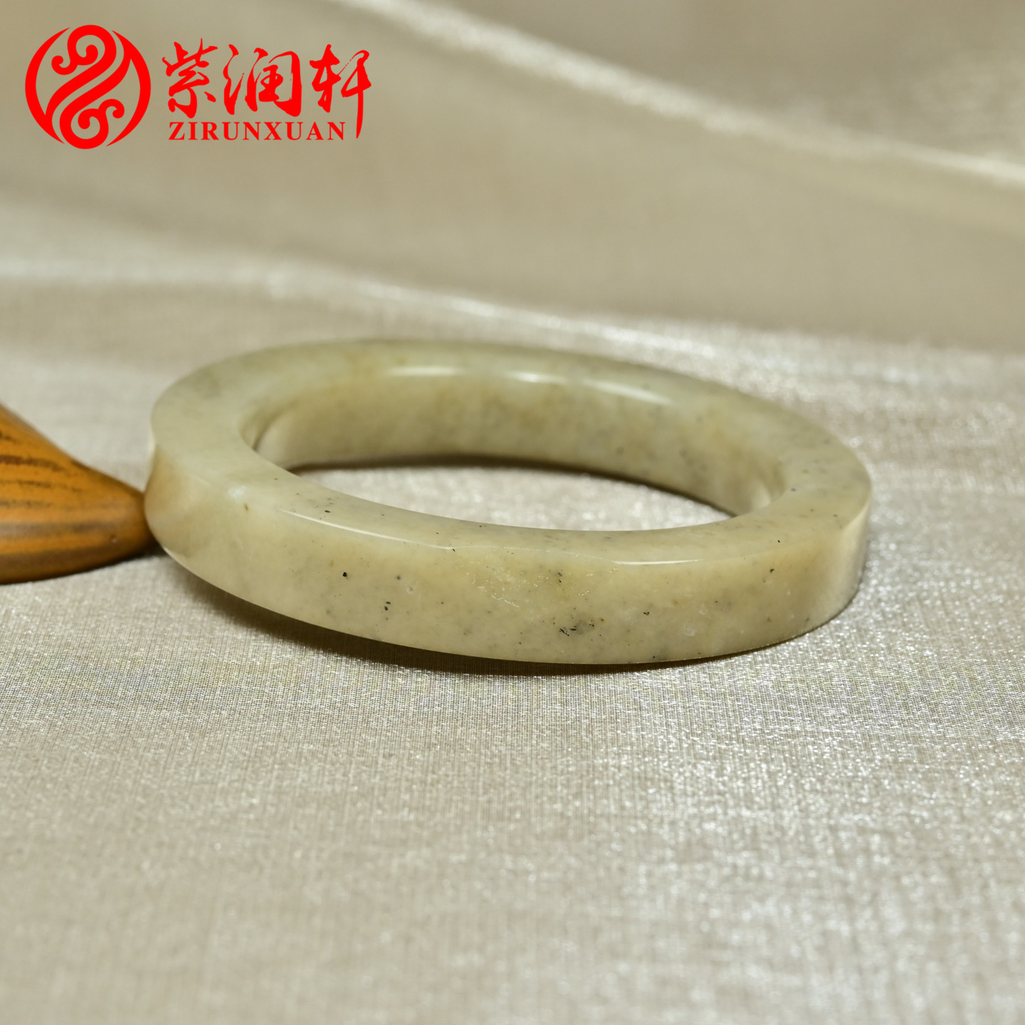 和田玉糖粉沁籽料手镯方条清水皮