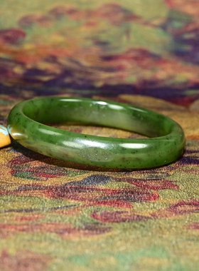 和田玉碧玉籽料手镯菠菜绿留皮