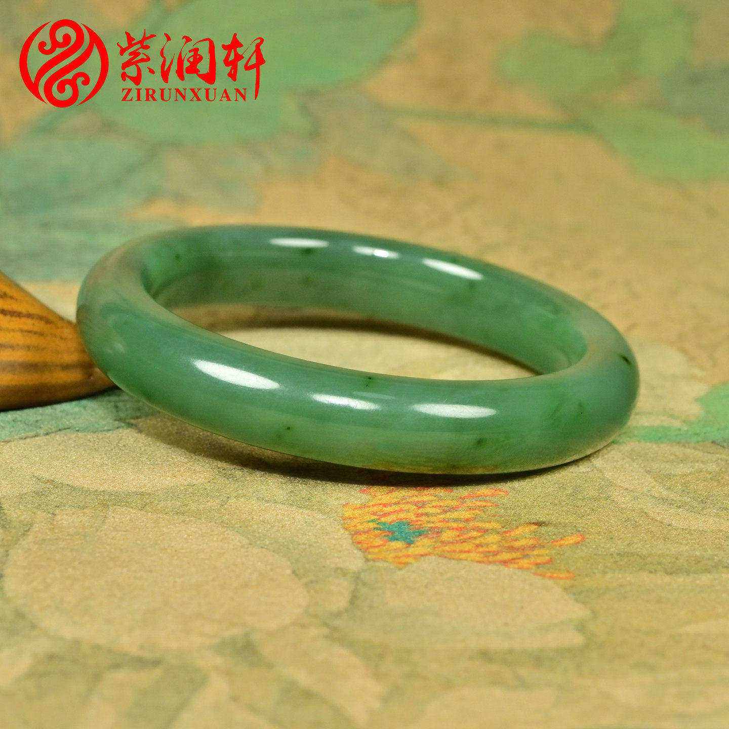 紫润轩新疆和田玉籽料碧玉手镯飘紫调55MM玛纳斯苹果绿镯子收藏级