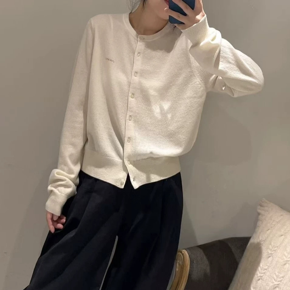 慵懒减龄~miu圆领山羊绒开衫新款简约宽松字母logo女款长袖针织衫