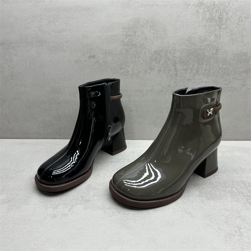 断码处理真皮女靴漆皮高跟女短靴