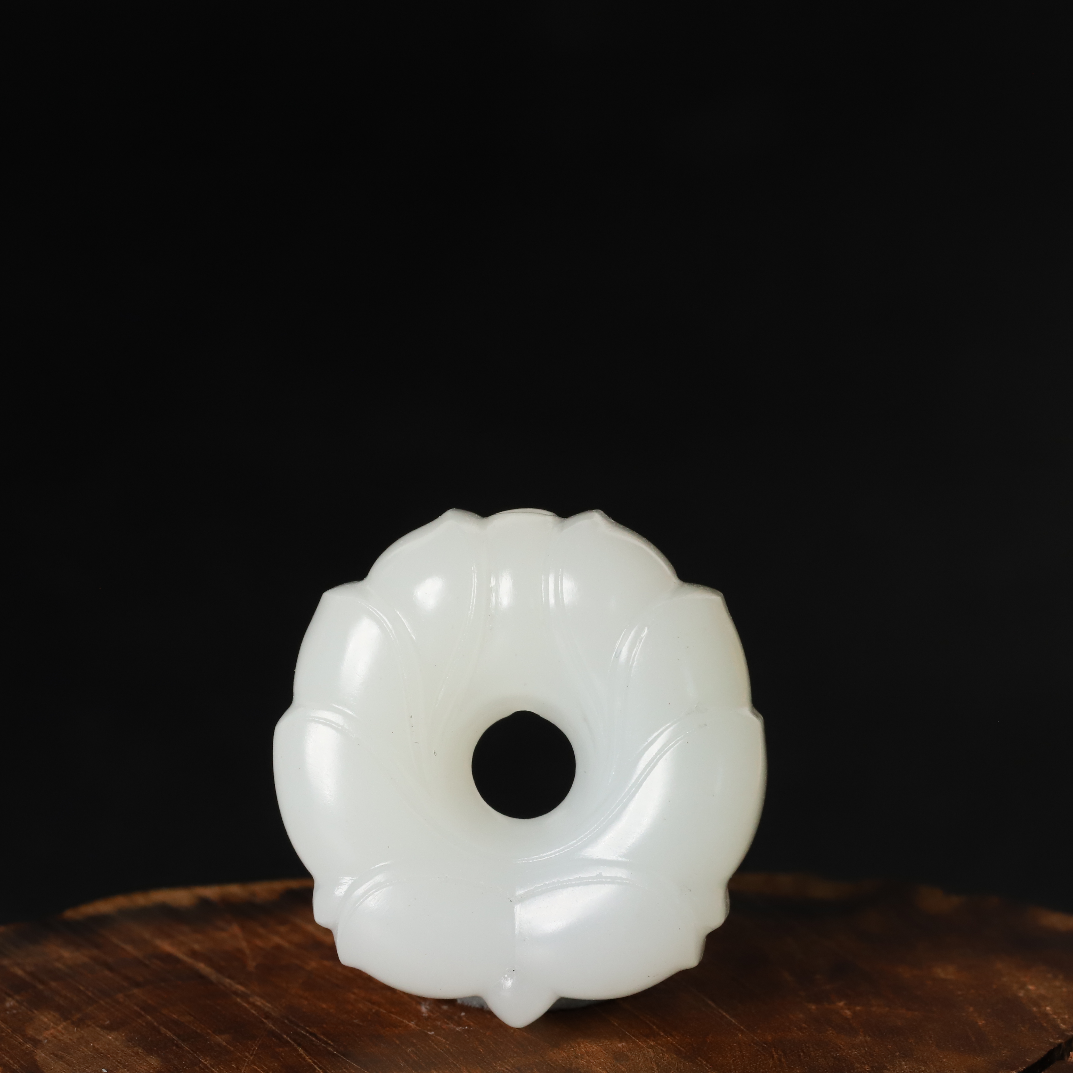 在售新疆和田玉11.3克白玉籽料清心莲花挂件玉坠苏工无瑕疵