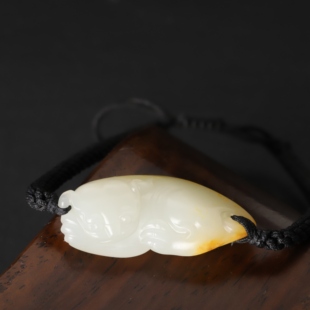 在售新疆和田玉10克洒金皮貔貅白玉籽料挂件玉坠苏工无瑕疵