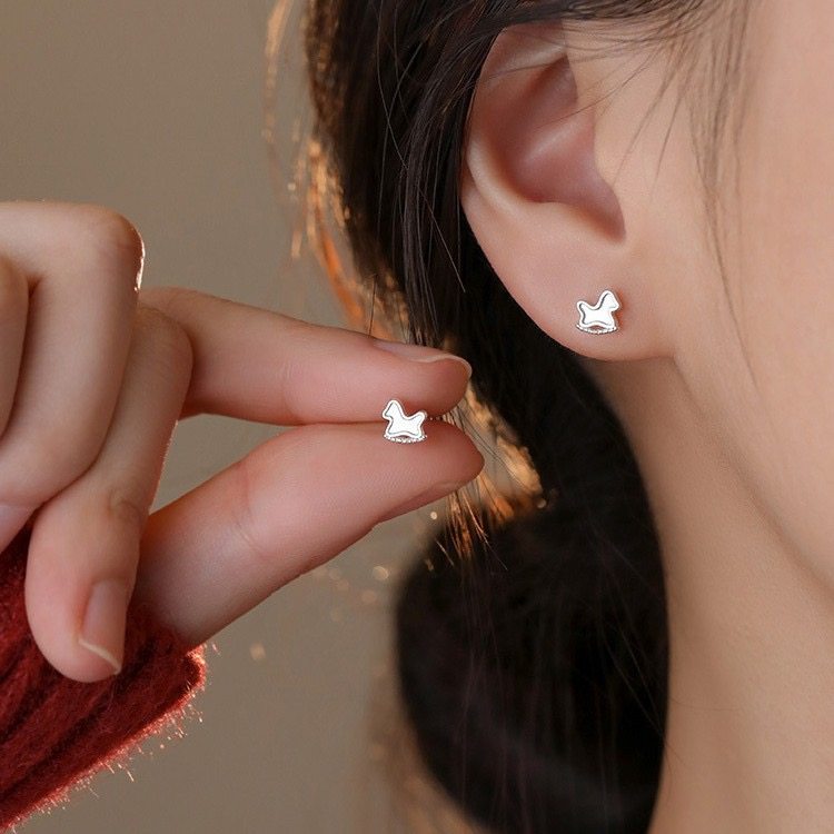 S999纯银小木马耳钉女孩学生趣味耳环养耳洞洗睡免摘儿童耳饰品
