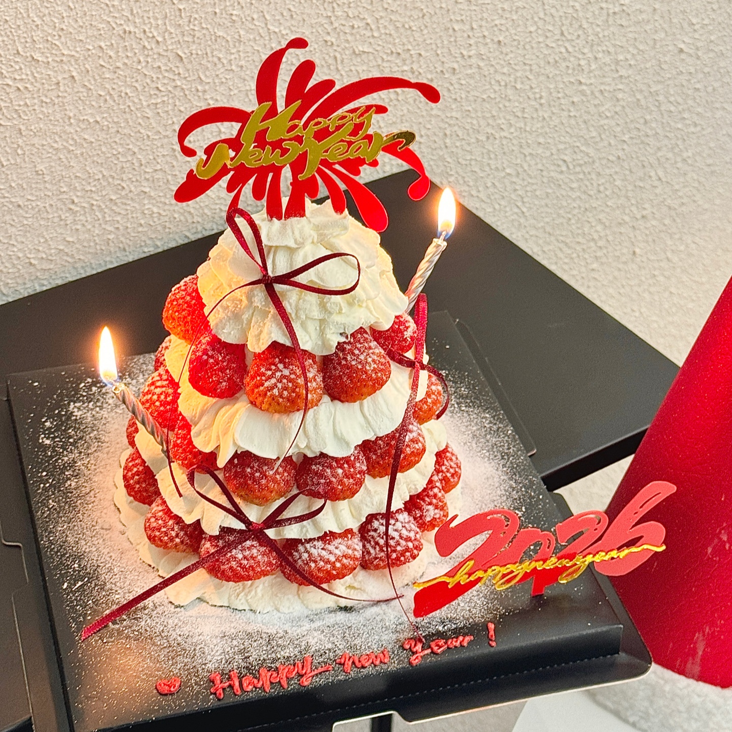 2026新年快乐许愿塔草莓蛋糕装饰礼花亚克力插牌元旦跨年马年摆件