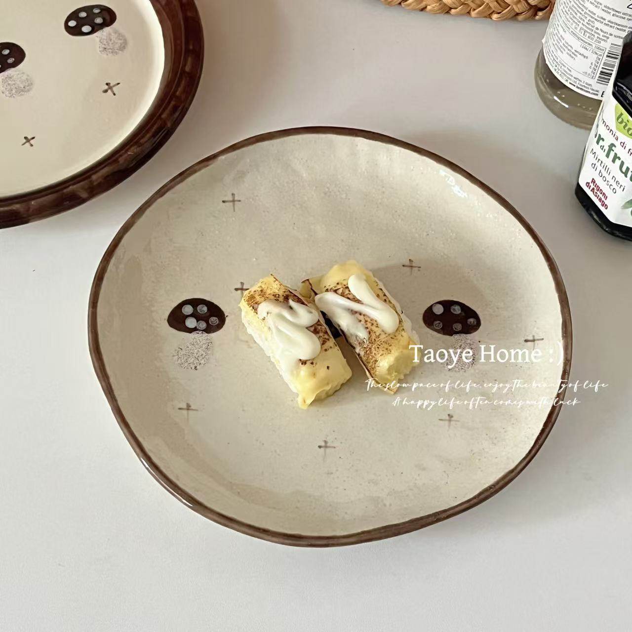 可爱蘑菇手绘陶瓷盘高颜值早餐甜品盘家用菜盘子复古粗陶餐具套装