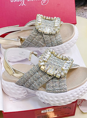 2026新款老爹鞋底rv钻扣织物凉鞋女厚底一字带方扣水钻凉鞋女单鞋