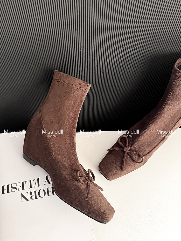 Brown ankle boots with low heels and bow detail