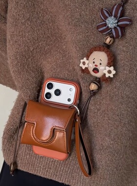 秋冬棕卷发可爱女孩翻盖耳机小包斜挎手机壳背夹适用iPhone安卓