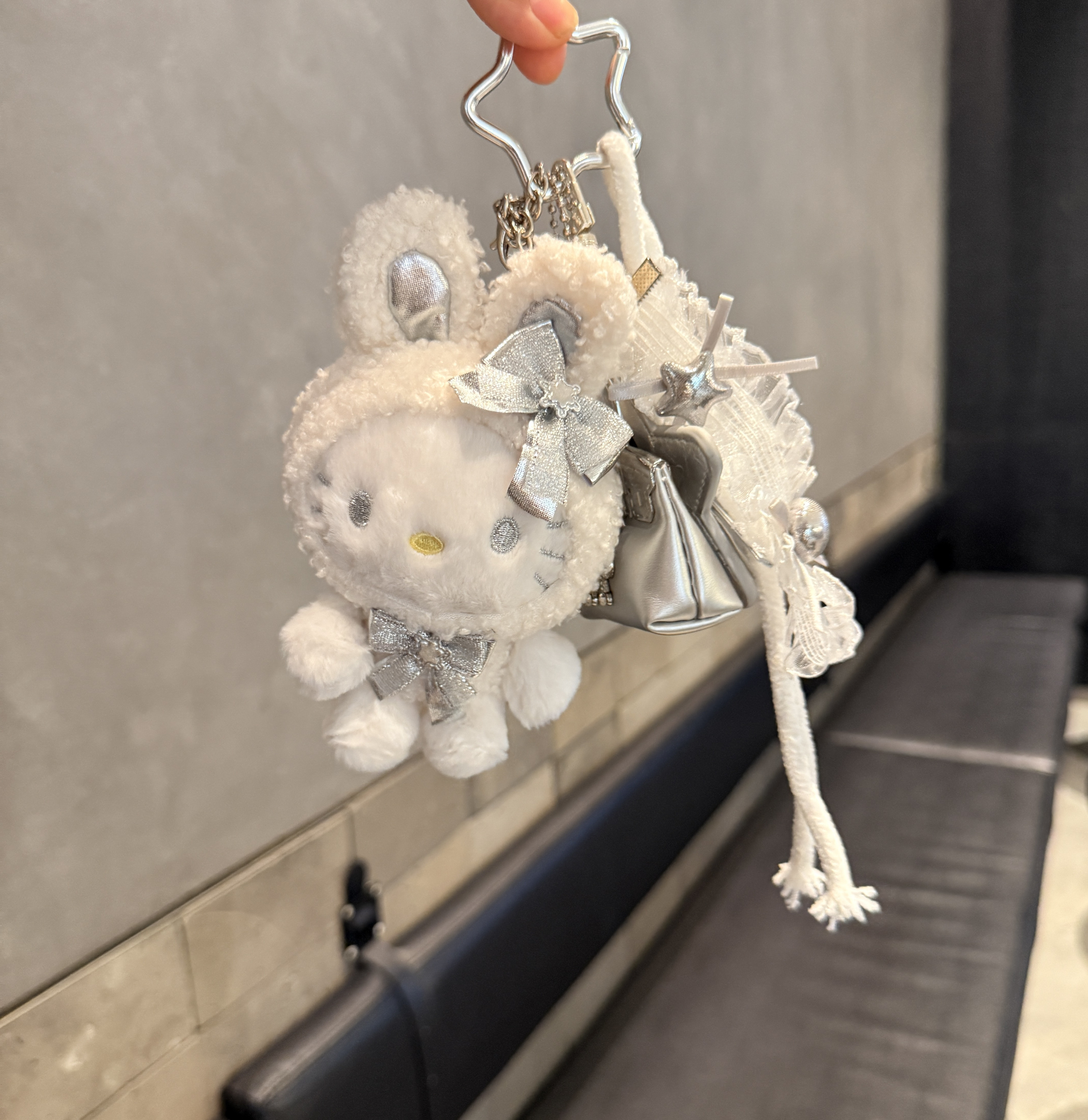白色毛绒公仔kitty挂件雪白兔子毛绒hellokitty包挂件银色包包链