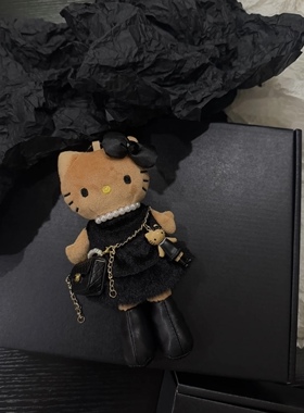 黑皮长腿kt挂件黑色毛绒套装阔腿裤kitty包挂气质娃娃送礼挂件