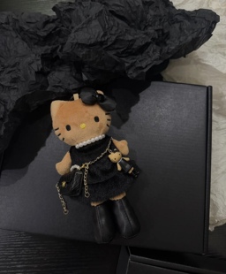 黑皮长腿kt挂件黑色毛绒套装阔腿裤kitty包挂气质娃娃送礼挂件
