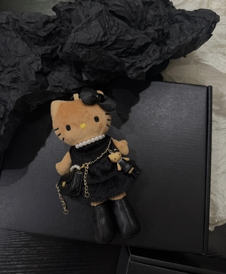 黑皮长腿kt挂件黑色毛绒套装阔腿裤kitty包挂气质娃娃送礼挂件